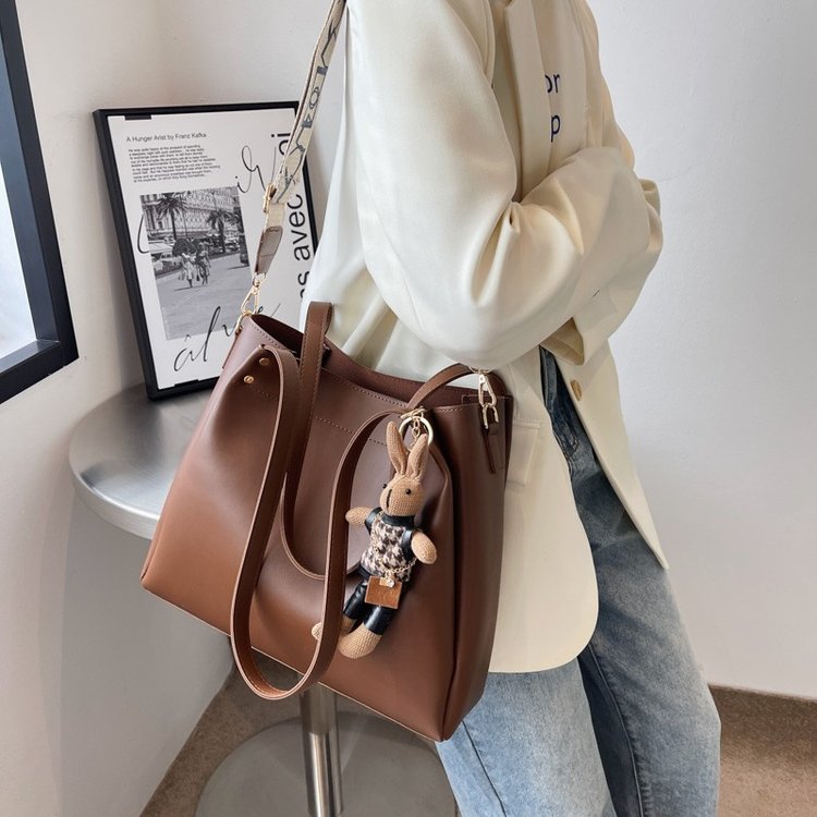 High-end textured large bag for women 2024 new autumn trendy and versatile large-capacity foreign style fashionable shoulder crossbody bag