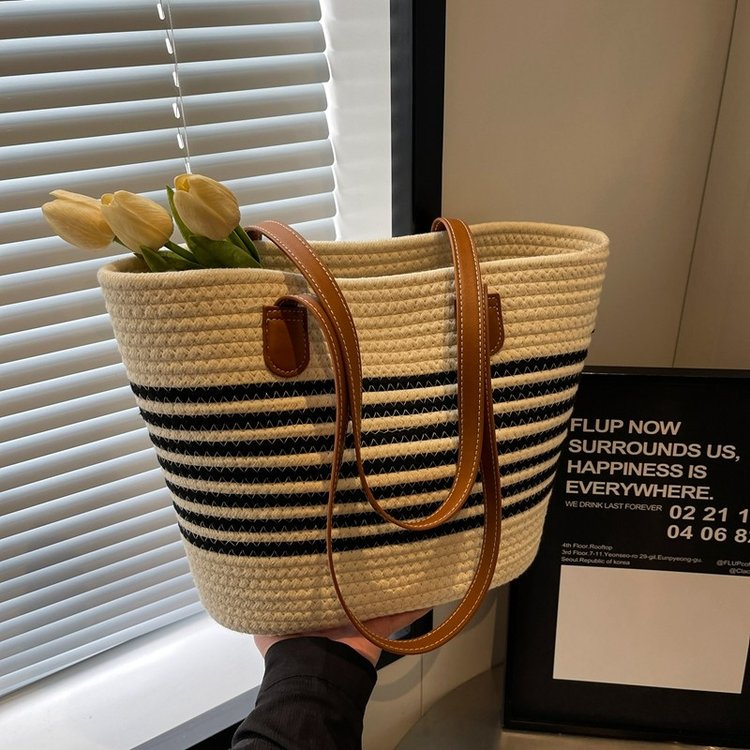 Large-capacity straw bag for women 2024 new spring style versatile shoulder bag beach vacation commuting tote bag