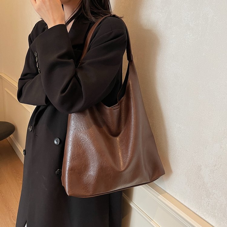 Foreign-style bags, commuter tote bags, women's new trendy solid color texture shoulder bags, this year's popular armpit bags
