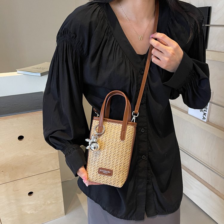 Fashionable portable bucket bag for women 2024 summer new style simple casual personality mobile phone bag niche design shoulder bag