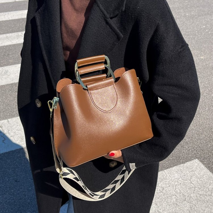 Autumn and winter textured bags new bags women's fashion versatile ins crossbody bag wide shoulder strap portable bucket bag