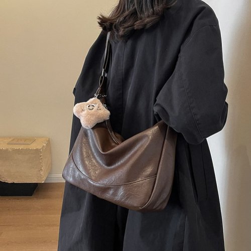 Large-capacity underarm tote bag for women, trendy new winter simple, lightweight and versatile single shoulder crossbody bag