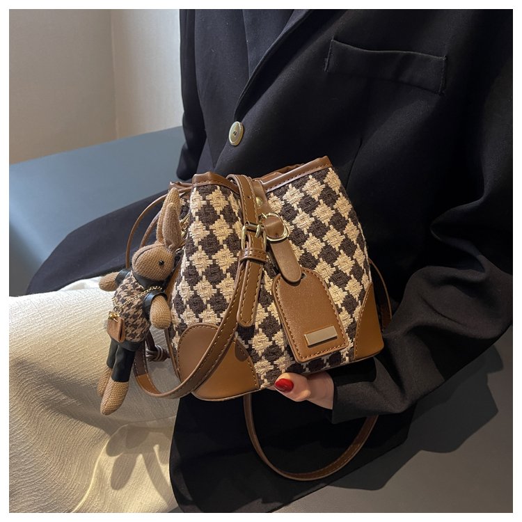 Niche design retro rhombus bucket bag for women 2024 new autumn and winter design commuting shoulder bag crossbody bag