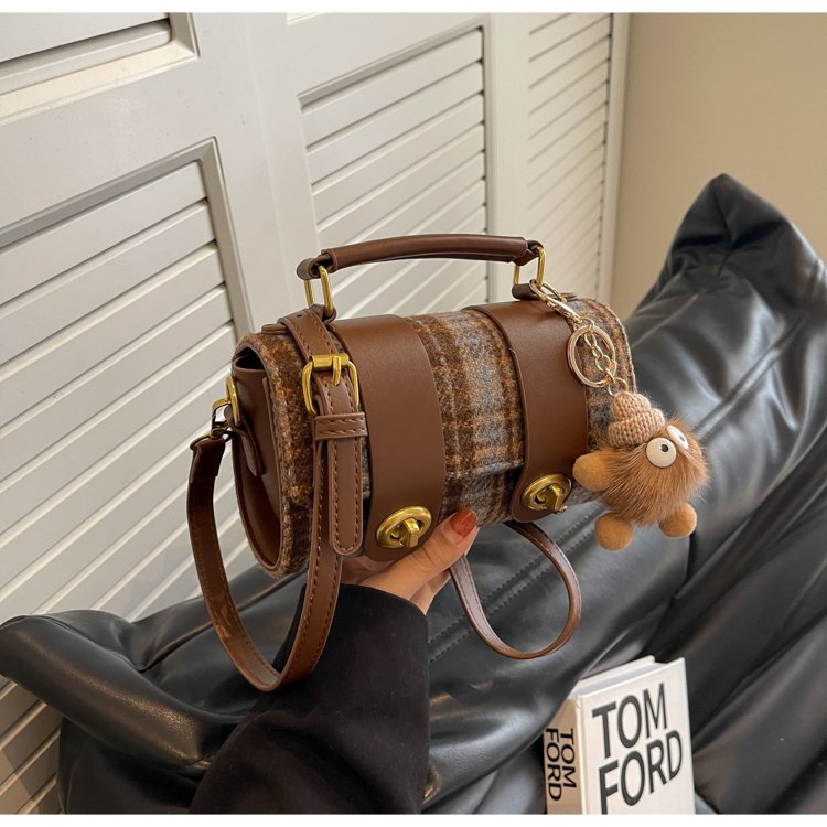 This year's popular Boston bags are high-end, autumn and winter 2023 new niche women's crossbody bags, portable pillow bags
