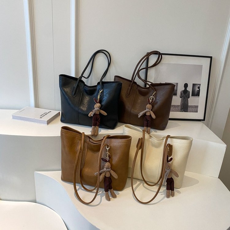 Niche high-end large-capacity handbag 2024 new women's autumn and winter commuting shoulder bag fashionable tote bag
