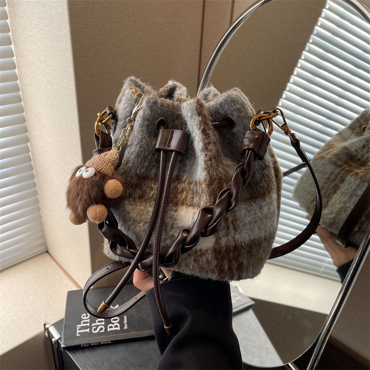 This year's popular bags, bucket bags, women's 2024 new autumn and winter high-end handbags, popular versatile cross-body bags