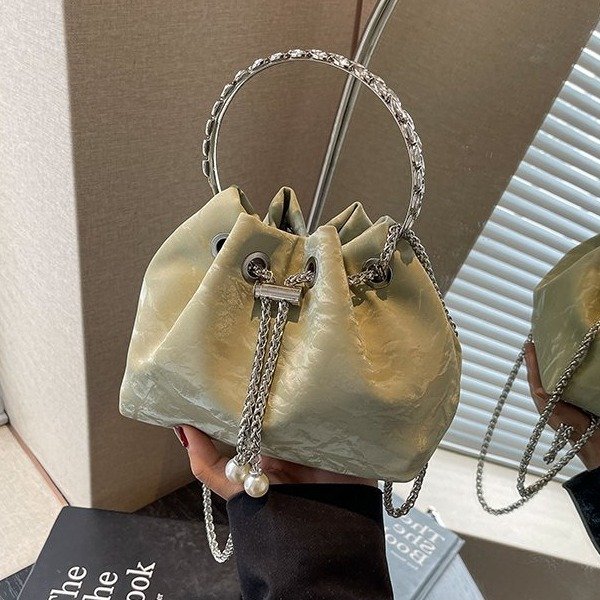 This year’s popular bucket bag, hand-held pleated mobile phone bag, 2024 new model, small number of pamine soft leather chain lucky bag bags