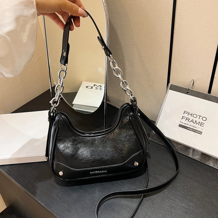 2024 new niche design high-end texture crescent retro bag chain rivet armpit bag one piece drop shipping
