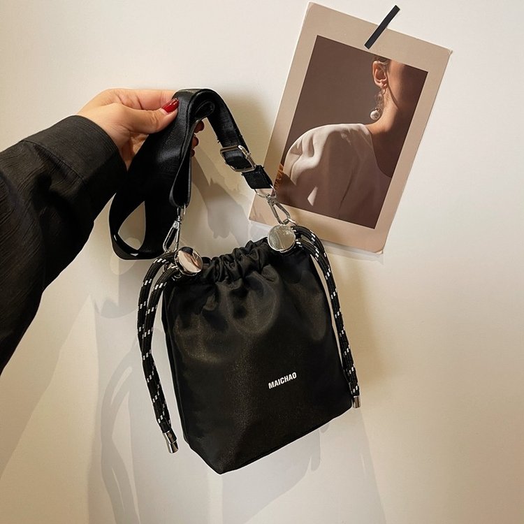 Canvas bag for women 2024 new fashion niche design single shoulder crossbody bag simple high-end sense ins bucket bag