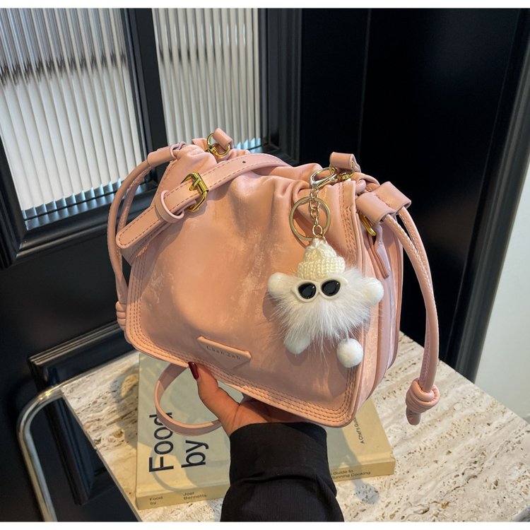 This year's popular foreign style bags for women 2024 summer new style small fresh commuter crossbody bag single shoulder bucket bag trendy