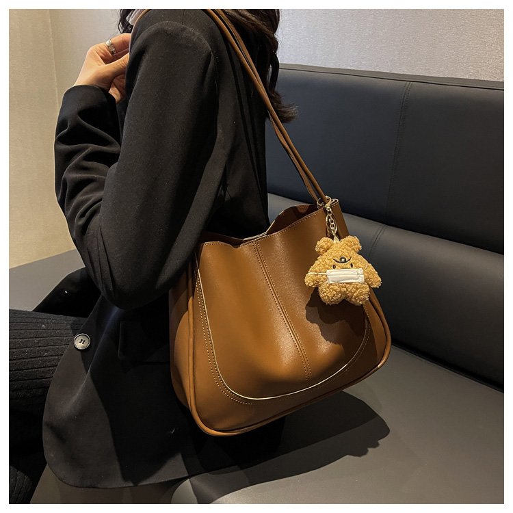 Fashionable texture bucket bag for women 2024 new simple large-capacity retro shoulder armpit bag commuter tote bag