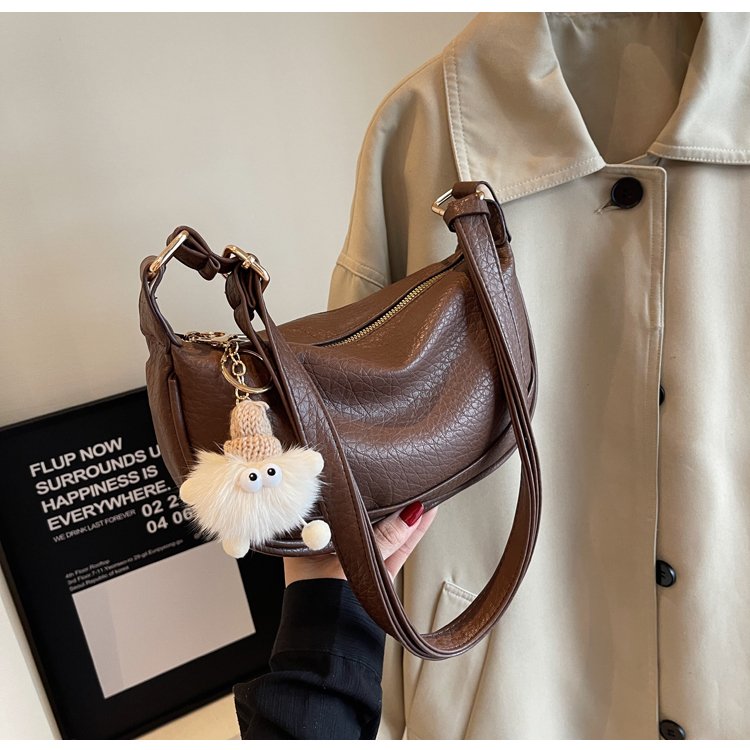 Large-capacity bag for women, versatile autumn 2024 new fashion niche design single shoulder crossbody bag popular dumpling bag