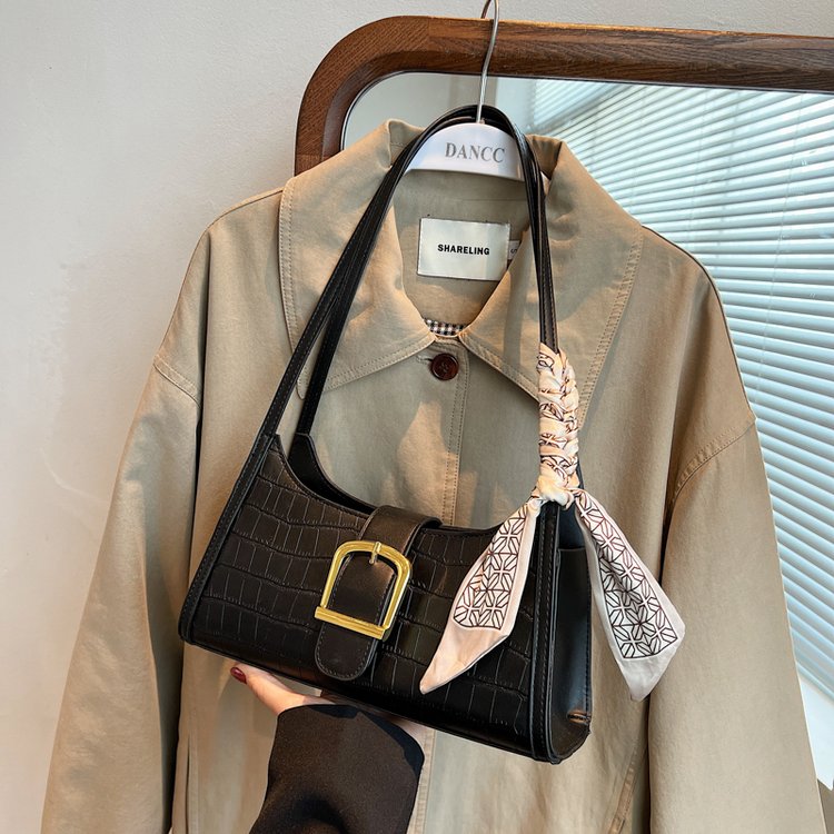 High-end niche design bag for women, new spring versatile fashionable shoulder armpit bag baguette bag