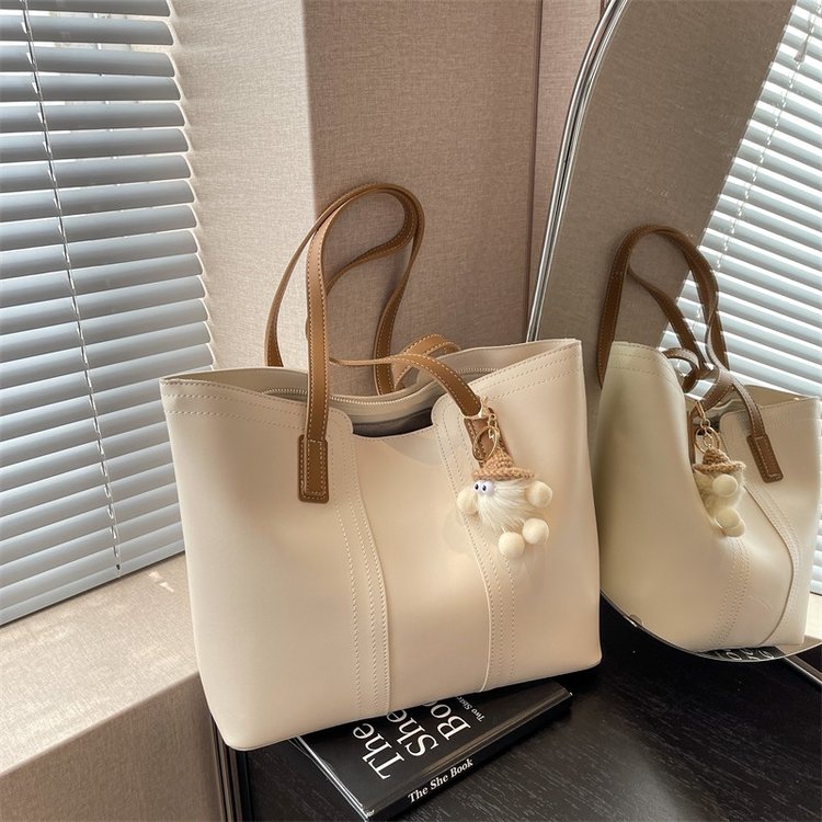 This year's popular bags for women are large-capacity, new fashionable textured shoulder bags, spring and summer versatile commuting tote bags
