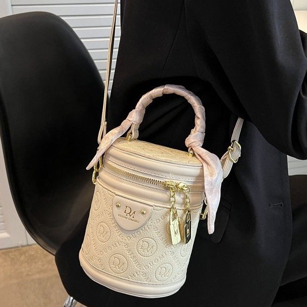 Bags for women 2024 new autumn and winter high-end niche cylindrical handbags bucket bags versatile popular crossbody bags
