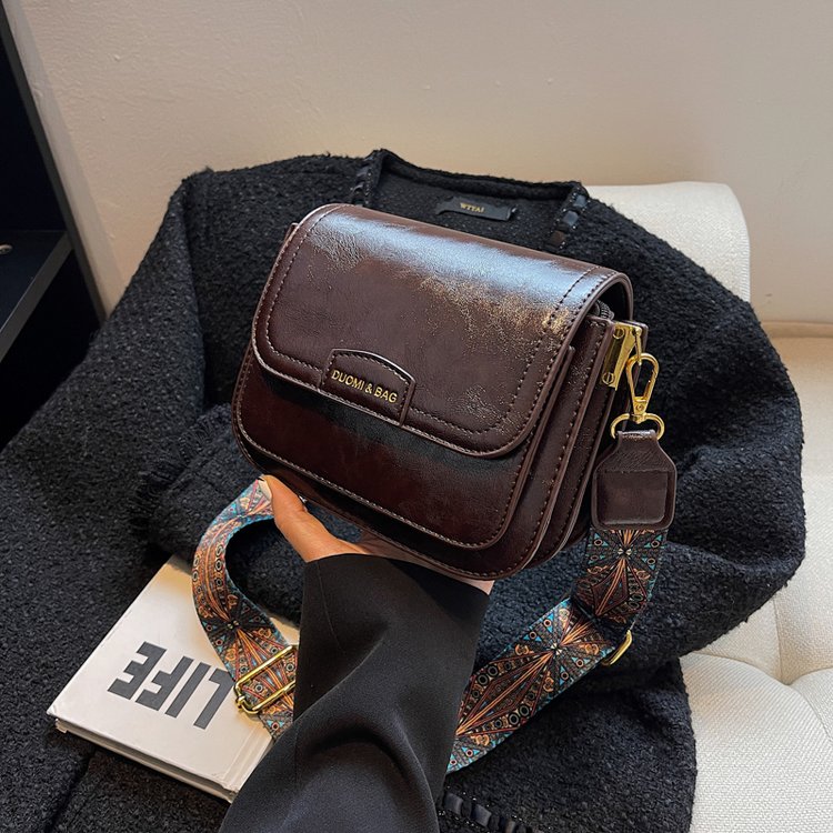 High-end textured small bag for women, winter new trendy fashion wideband crossbody bag niche versatile popular small square bag