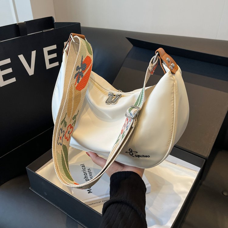 2024 New Casual Ethnic Style Dumpling Bag Large Capacity Japanese Commuting Crossbody Bag Shoulder Bag Crescent Bag Women's Batch