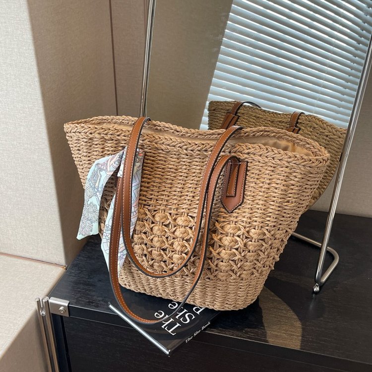 Woven straw bag women's large capacity 2024 new versatile shoulder bag French commuter vacation seaside beach bag