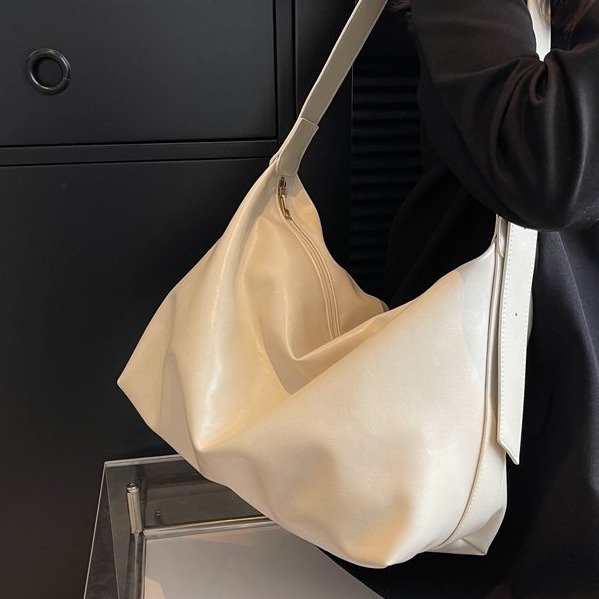 Large-capacity bag women's bag 2024 new white fashion single shoulder crossbody bag texture niche high-end pillow bag