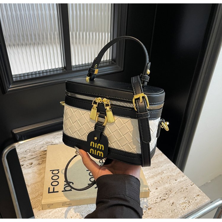 Summer Versatile 2024 New Small Square Bag Handheld Box Bag Western Style One Shoulder Trendy Fashion Crossbody Bag