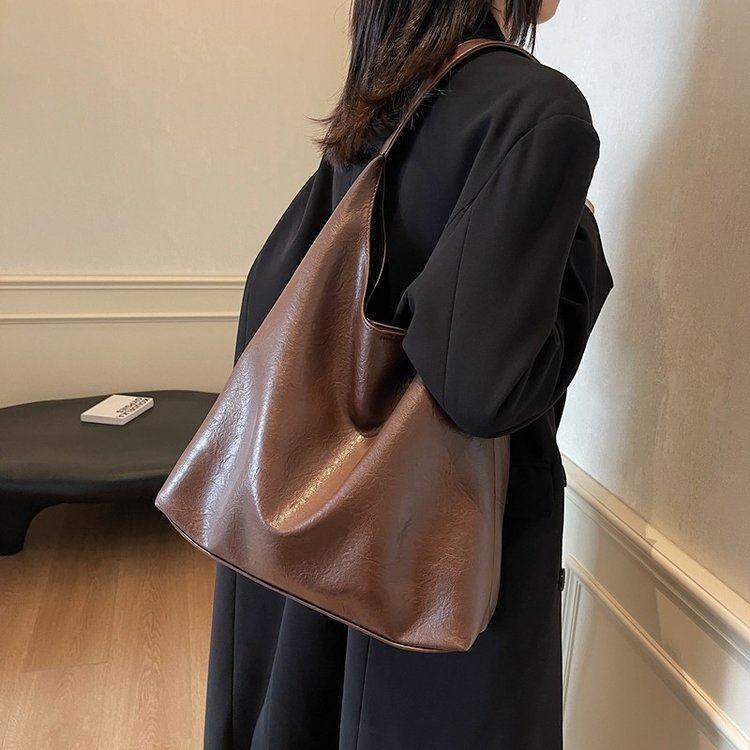 Large-capacity bag women's autumn and winter 2024 new versatile shoulder bucket bag textured mother-in-law class commuting tote bag
