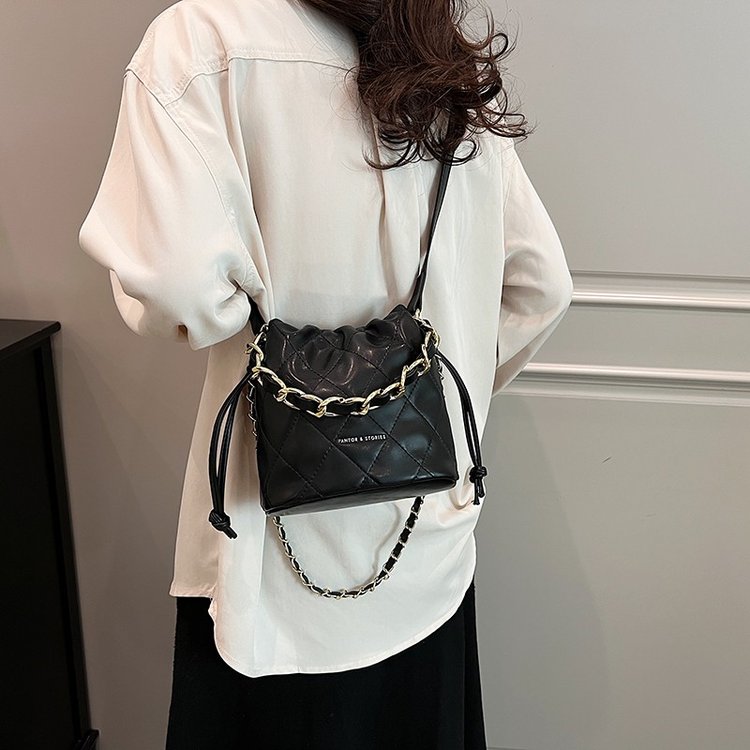 New bags for women 2024 hot style high-end autumn and winter niche design chain crossbody bag portable bucket bag