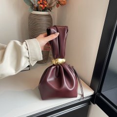 Korean version of the niche quirky small bag for women autumn and winter 2024 new retro pleated mini bucket bag