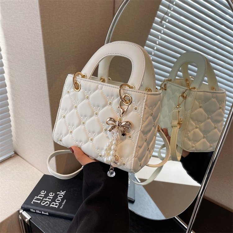 2024 Spring and Summer New Princess Diana Bag Women's Casual Handbag Niche Texture Fashion Versatile Shoulder Bag