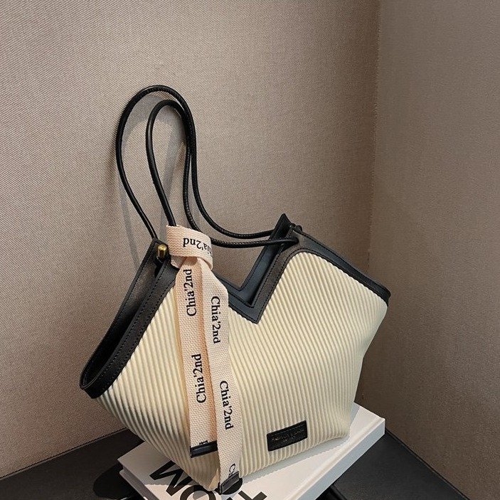 2024 new vertical pattern women's bag French casual bag Korean version commuter fashion shoulder bag large heart-shaped tote bag