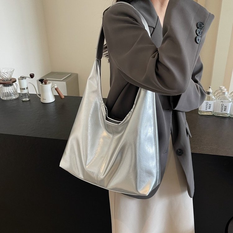 Soft leather large capacity temperament commuting texture shoulder bag women's autumn and winter new Korean style armpit tote bag