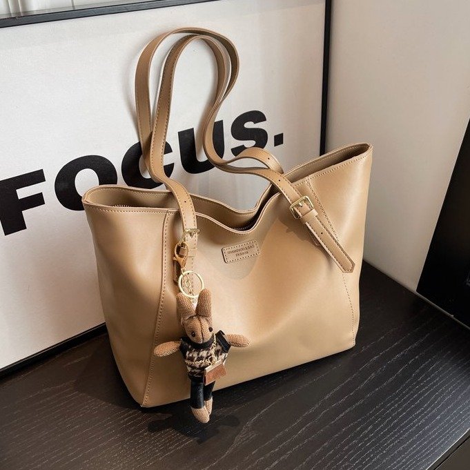 Large-capacity bag for women in autumn and winter, versatile 2024 new simple shoulder bag, college student bag, commuter tote bag