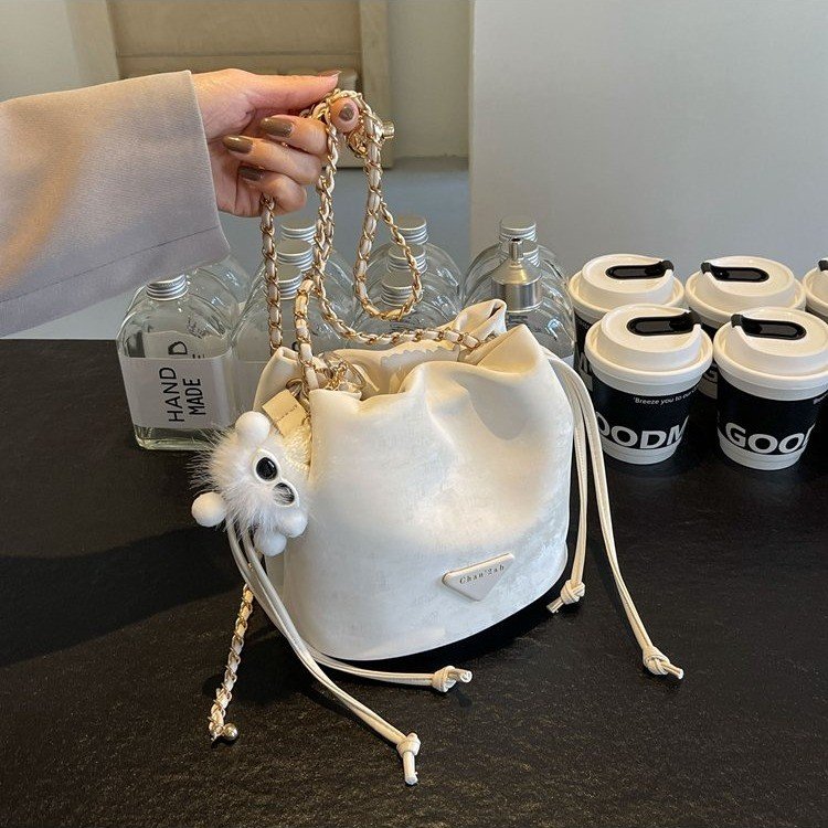 This year's popular suede white small bag for women 2024 new spring chain crossbody bag single shoulder drawstring bucket bag