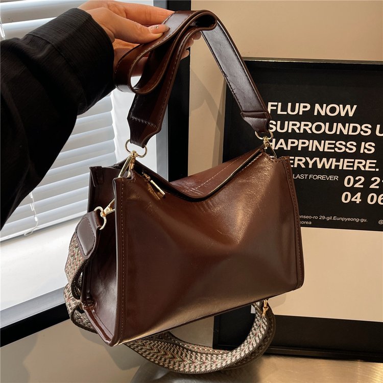 This year's popular small bags for women in autumn and winter are all-match new fashion retro wideband single shoulder messenger bag pillow bag