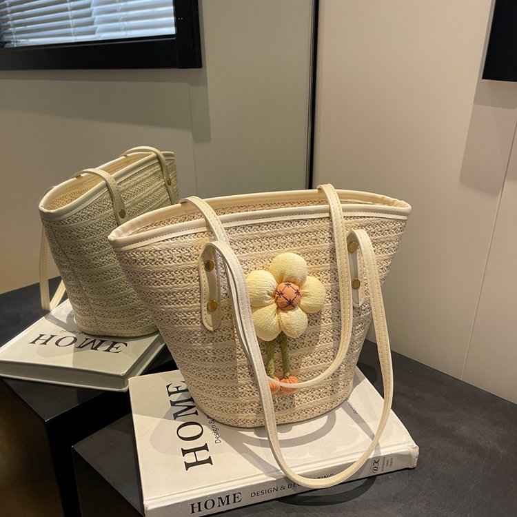 Woven straw bag women's large capacity new summer versatile shoulder beach bag this year's popular bucket bag