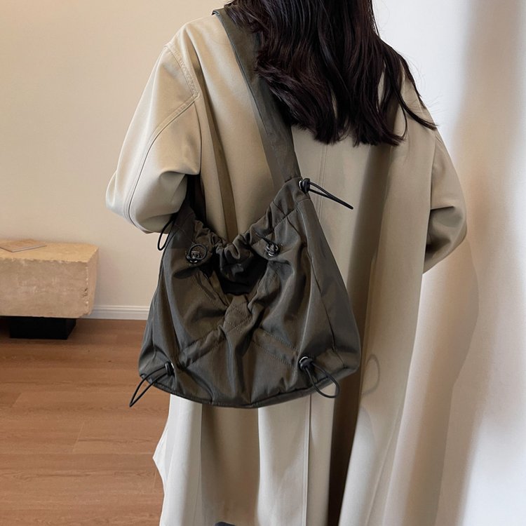 Niche crossbody bag for women in autumn and winter new large-capacity messenger bag drawstring shoulder bag fashionable commuter tote bag