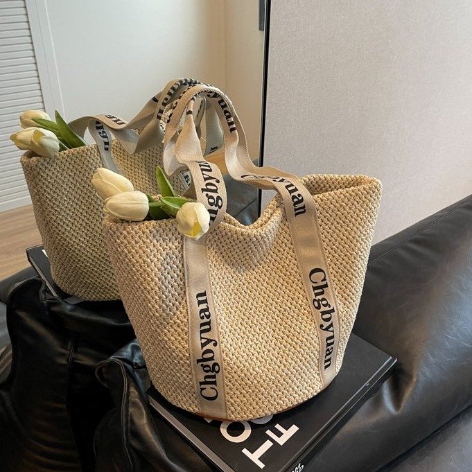 Woven straw bag women's large capacity 2024 new autumn and winter versatile single shoulder seaside beach bag commuter bucket bag