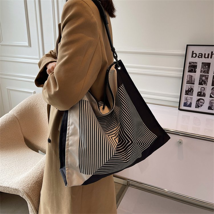 Niche designer large capacity canvas bag for women 2024 new fashion handbag tote bag literary shoulder bag