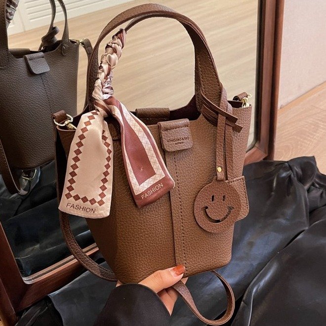 This year's popular bags for women are new, trendy, autumn and winter, fashionable texture, commuting handbags, single shoulder crossbody bucket bags