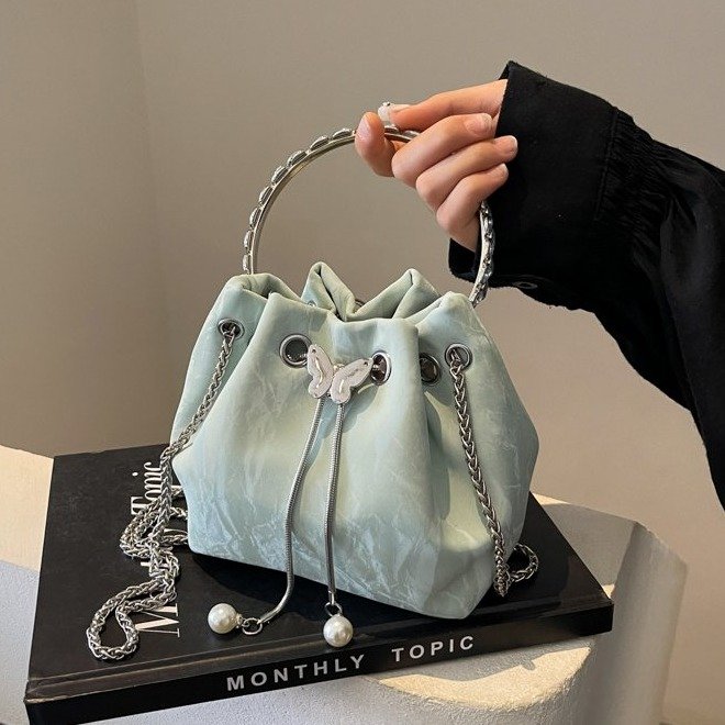 Niche design handheld small bag for women 2024 autumn and winter new style fashionable chain messenger bag commuter bucket bag