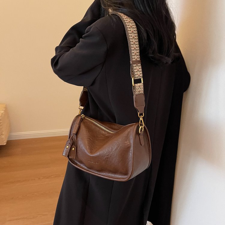 Large-capacity bag for women in summer, versatile 2024 new retro broadband single shoulder crossbody bag, women's texture pillow bag