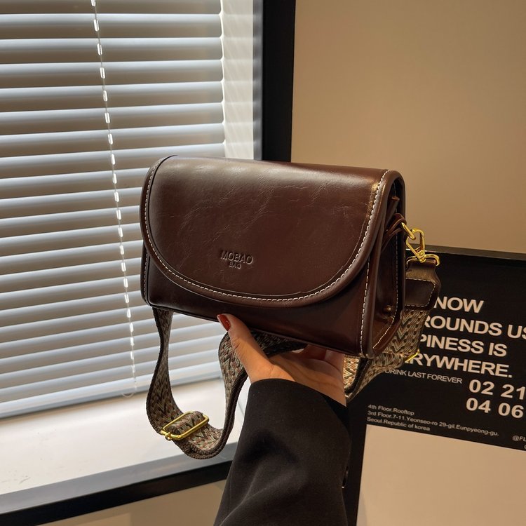 French niche design single shoulder crossbody bag for women new autumn and winter trendy versatile wide shoulder strap fashionable small square bag