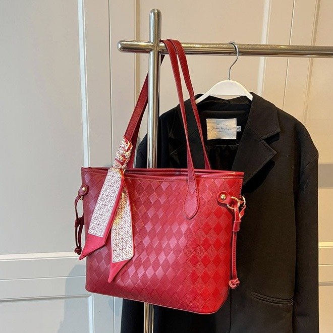 Wedding bag large capacity bag female bride wedding red handbag texture commuting fashion foreign style shoulder tote bag