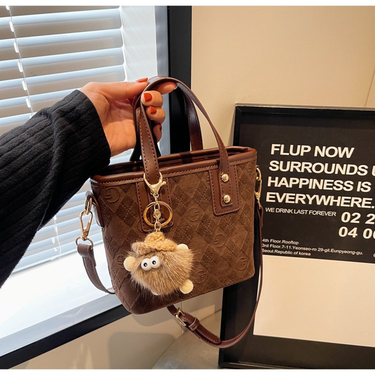 Fashionable and versatile portable bucket bag for women, new retro high-end shoulder bag, casual commuting crossbody bag