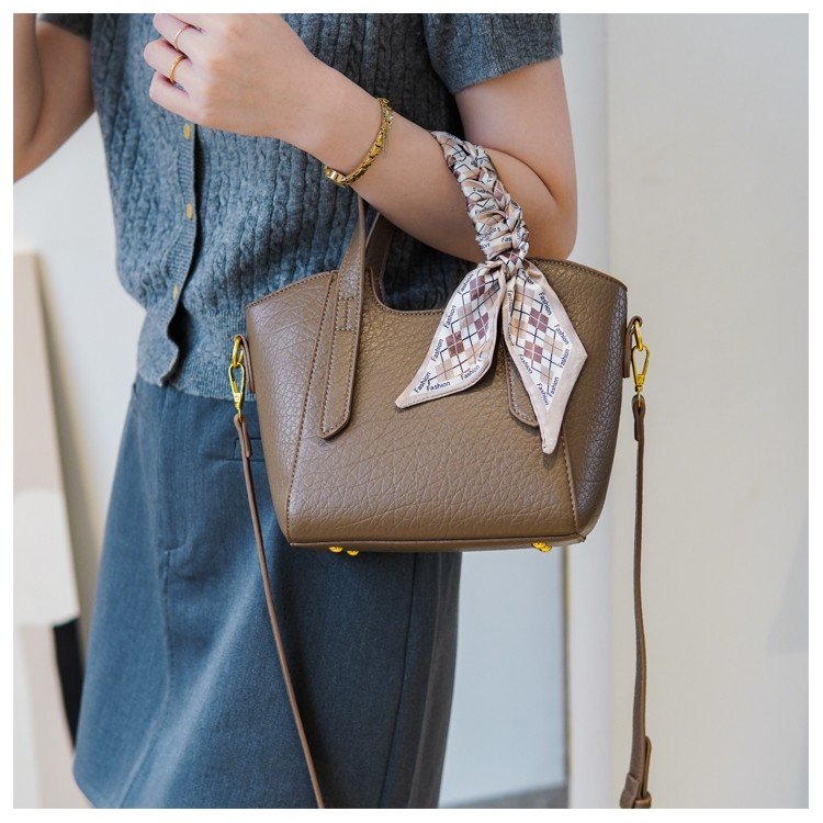 Large-capacity bag women's summer versatile 2024 new fashion shoulder crossbody bag this year's popular portable bucket bag