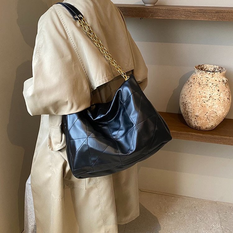 Shoulder bag winter new large-capacity tote bag commuter high-end rhombus chain black bag women's bag