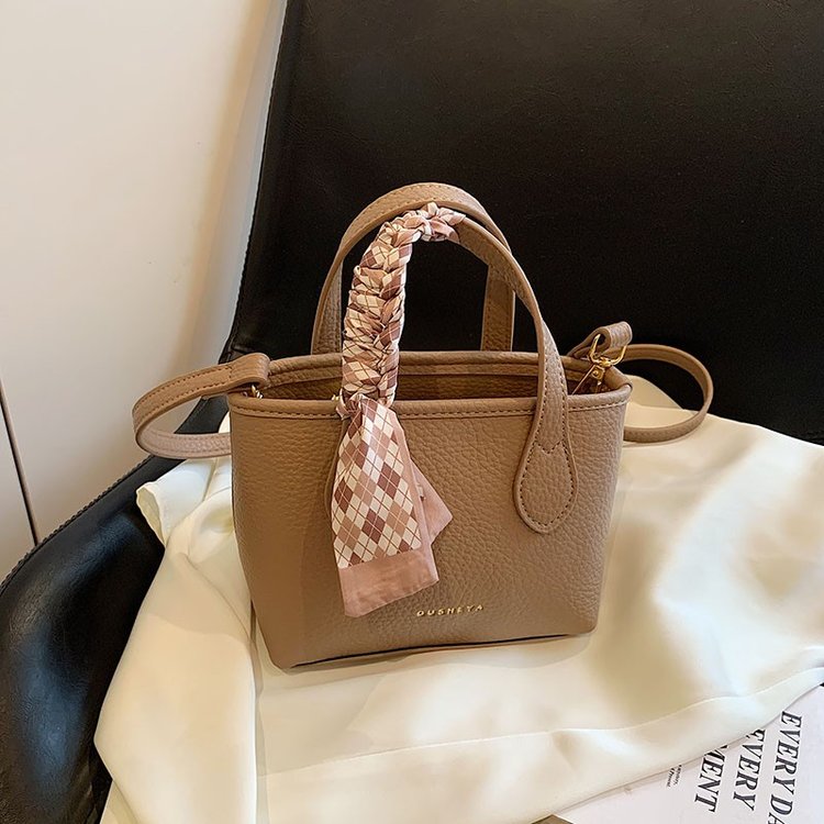 This year's popular small bag women's new autumn and winter simple and versatile one-shoulder crossbody bag textured portable bucket bag