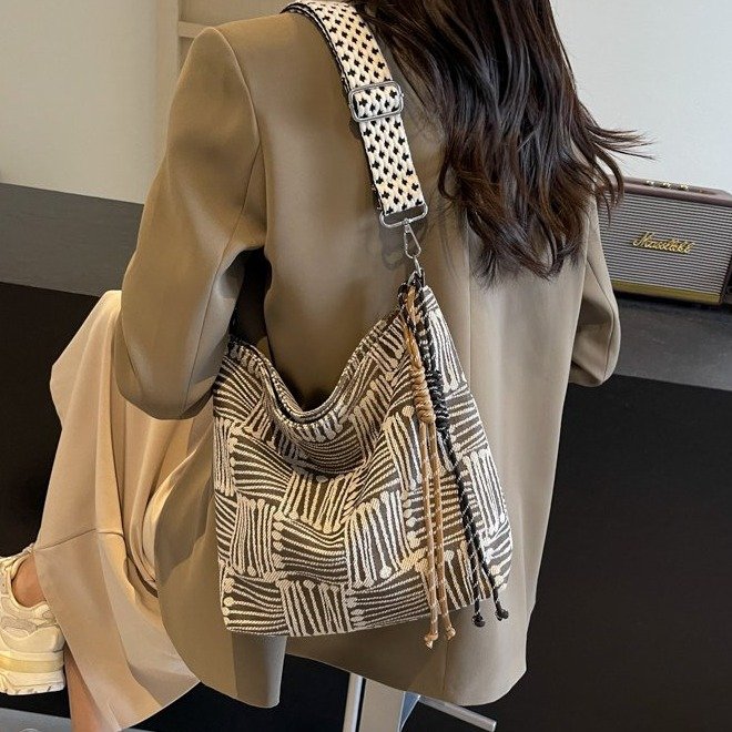 Korean 2024 summer new style simple large-capacity shoulder bag fashion retro crossbody bag niche commuter tote bag