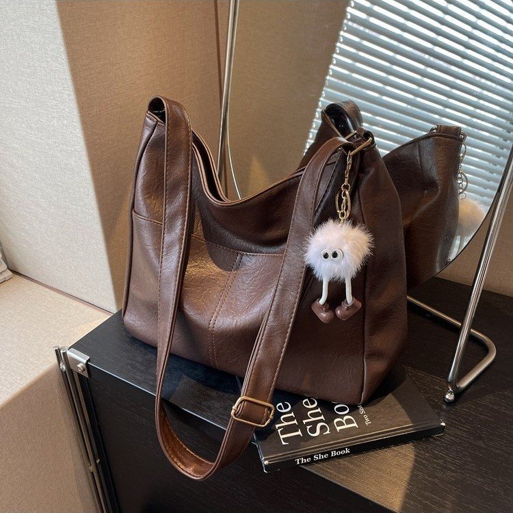 Large-capacity bag for women in autumn, versatile new single shoulder crossbody bucket bag, retro texture commuter tote bag