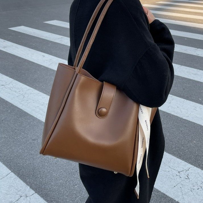 Large design bag 2024 new bag women's autumn and winter retro shoulder bag large capacity work commuting carrier