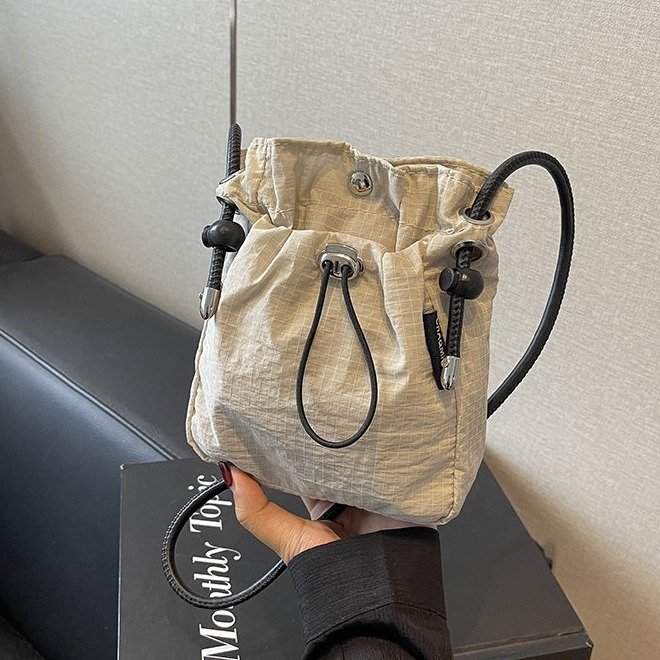 Casual super hot nylon cloth small bag for women 2024 new summer versatile crossbody bag shoulder bucket bag mobile phone bag
